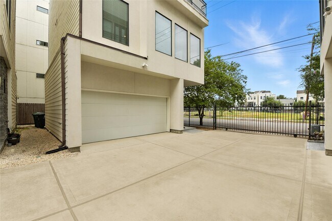 Building Photo - 1611 Spring St