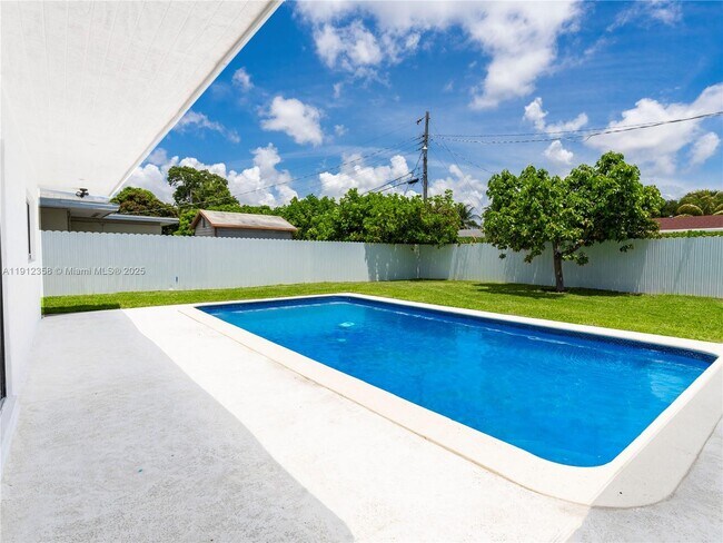 Building Photo - 1181 NE 202nd St