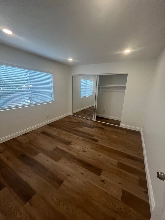 Building Photo - 1833 Mirador Dr