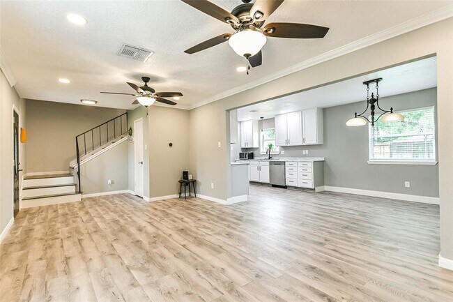 Building Photo - 207 Woodvale Dr