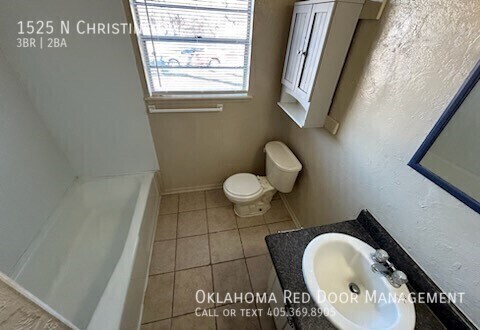 Building Photo - 1525 N Christine Dr