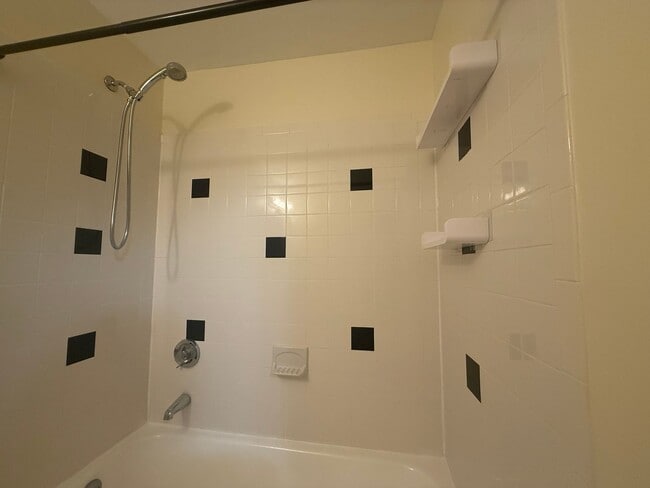 Building Photo - Bright & Modern 1 Bedroom Condo in quiet, ...