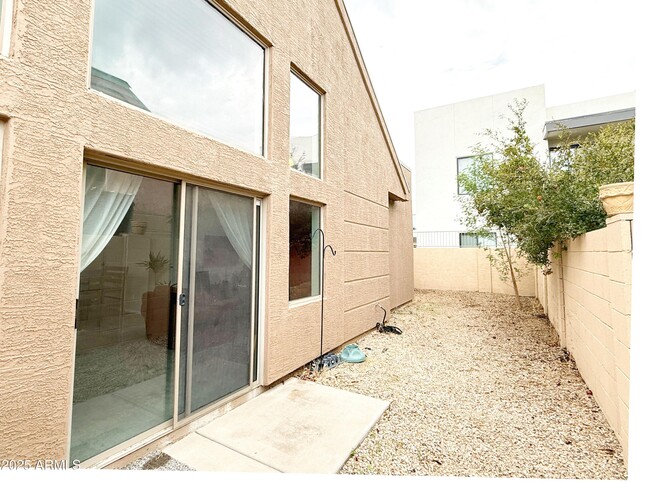 Building Photo - 2027 E University Dr