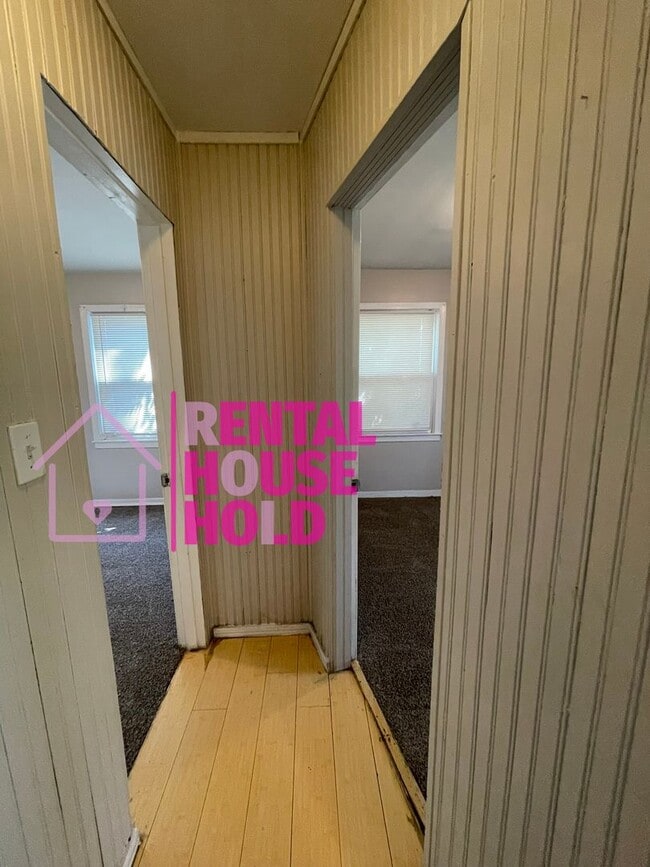 Building Photo - Stunning 3-Bedroom 1-Bath Bunglaow Located...
