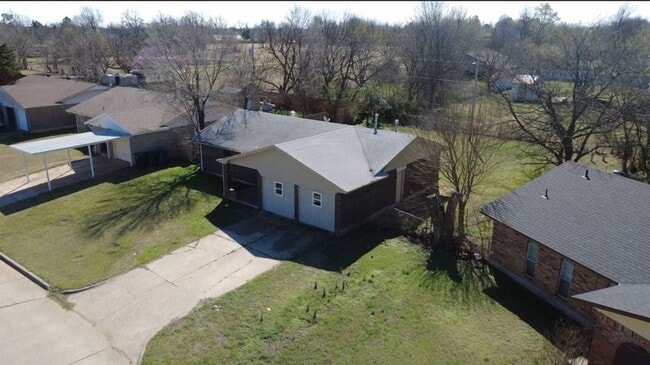 Building Photo - Charming 5 Bedroom House