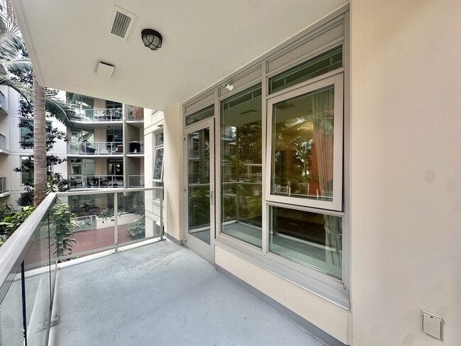 Building Photo - Little Italy 1BD/1BA Condo W/ Pool, Jacuzz...