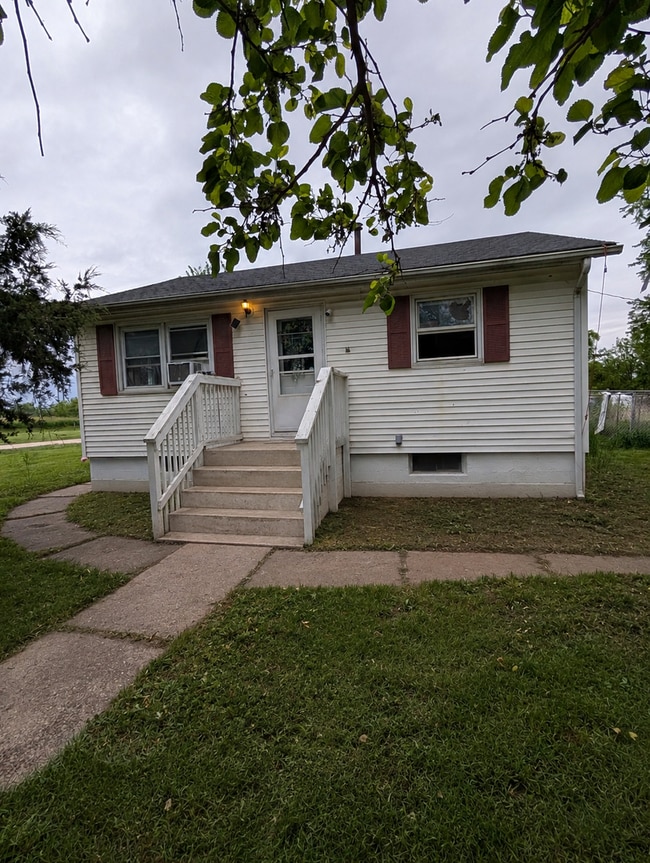 Building Photo - Cozy Country Style Living Just Minutes From Davenport Conveniences!