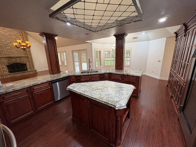 Building Photo - Entertainer delight rental home located in ''The Lakes'' subdivision Coming soon *Private Showing...