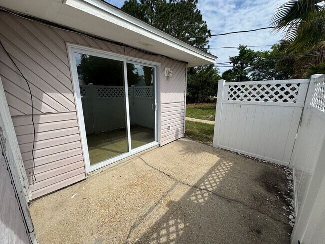 Building Photo - Gulf Breeze - Greenbriar Estates - 2 bed, 1 bath - Lawn care included
