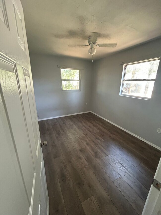 Building Photo - Perfectly located, central Sarasota unit f...