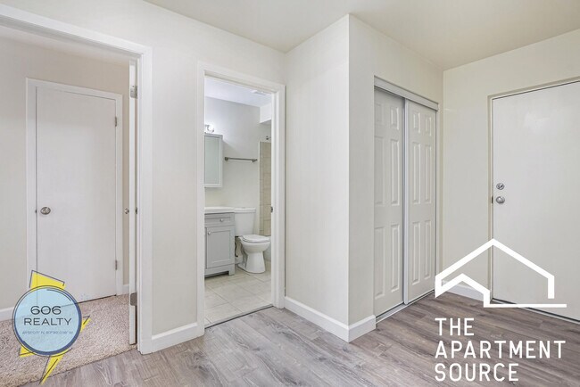 Building Photo - 1039 College Ave