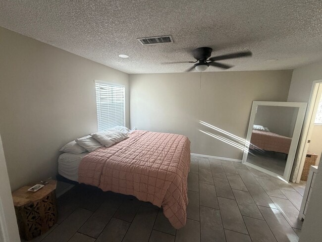 Building Photo - 2 Bedroom 2 bath private enclosed yard for
