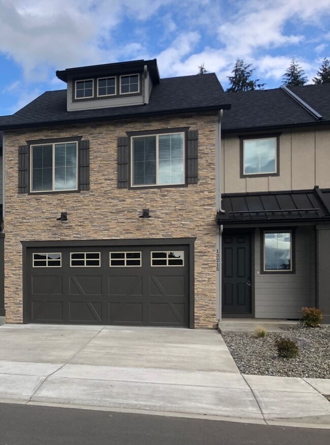Building Photo - Gorgeous Townhome