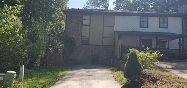 Building Photo - 2571 Park Rd