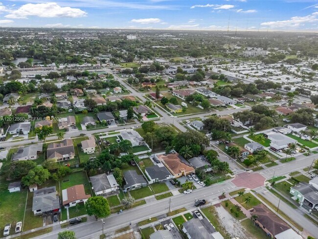 Building Photo - 4530 SW 25th St
