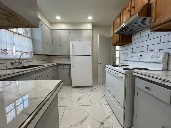 Building Photo - Spacious Multi-Level Living with Vaulted Ceilings and Backyard Access