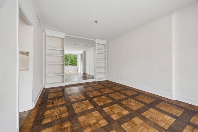 Building Photo - 2701 Westheimer Rd