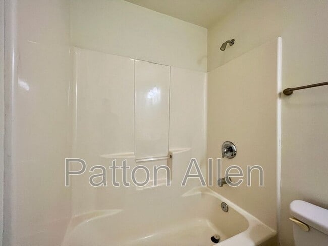 Building Photo - 43 Ravenscroft Dr