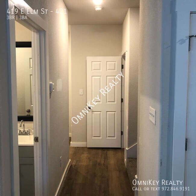 Building Photo - 419 E Elm St