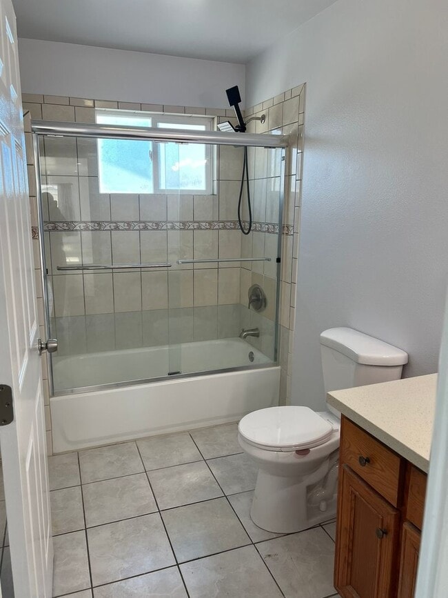 Building Photo - Spacious 2 Bedroom + Bonus Room, Back House w/ Garage & Gated Entry