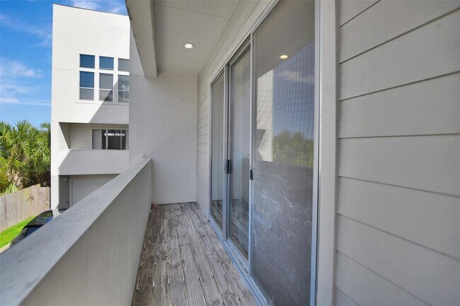 Building Photo - 5202 Lillian St