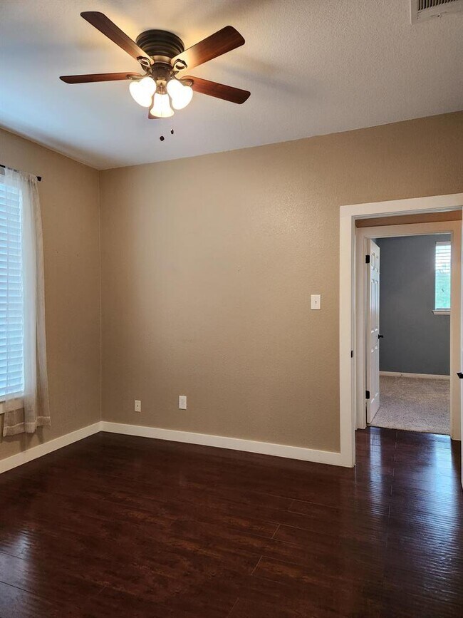 Building Photo - 207 Meadows Ln