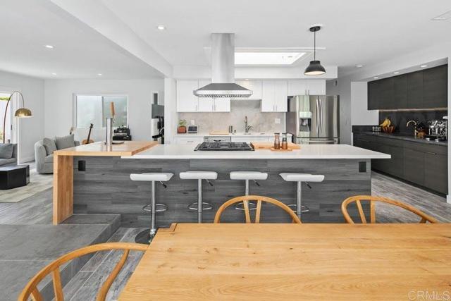 Building Photo - 6073 Avenida Chamnez