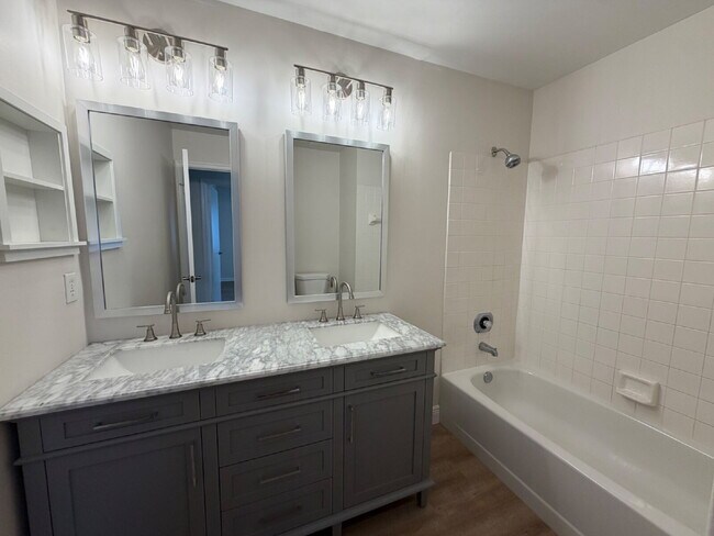Building Photo - Beautiful Home with Large Great Room!