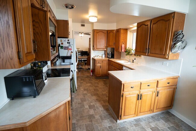 Building Photo - 180 Estes St