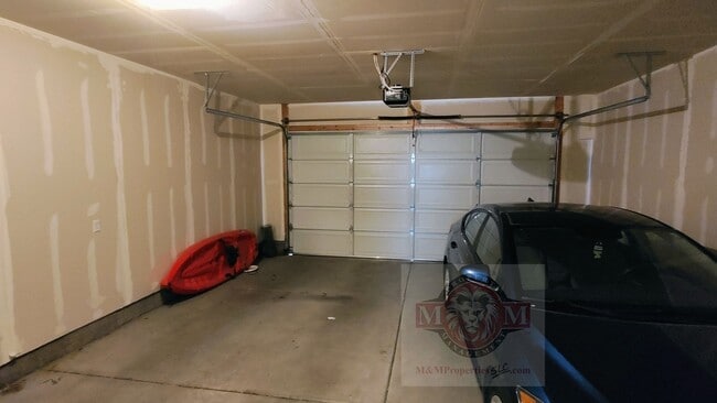 Building Photo - Great 3 Bd 2.5 Bath Townhome 2 Car Garage