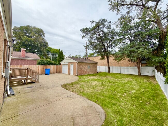 Building Photo - 5816 W Greenleaf Ave