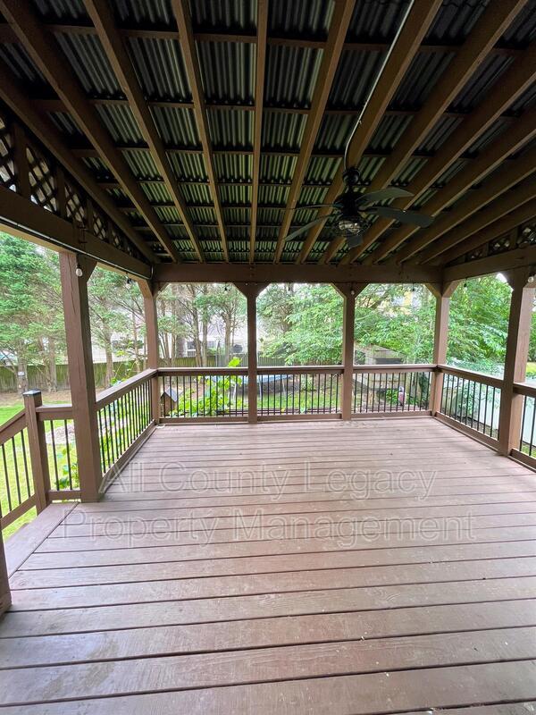 Building Photo - 2320 Springdale Dr