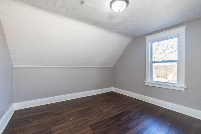 Building Photo - An Adorable 2BD/1BA Home That Has Been Renovated