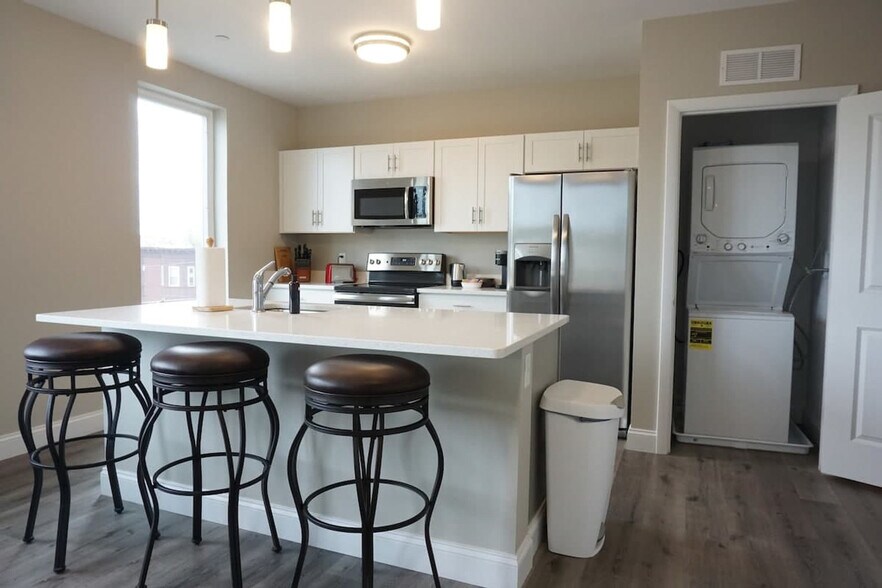 Building Photo - 140 Pearl St