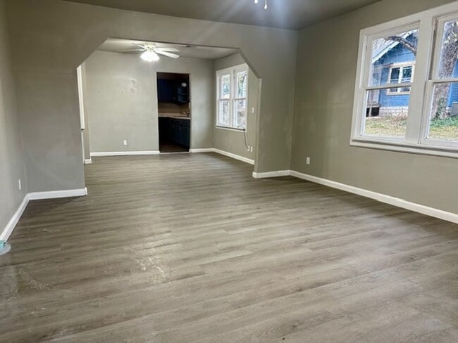 Building Photo - 3 Bedroom and 2 Bathroom Home in Shawnee