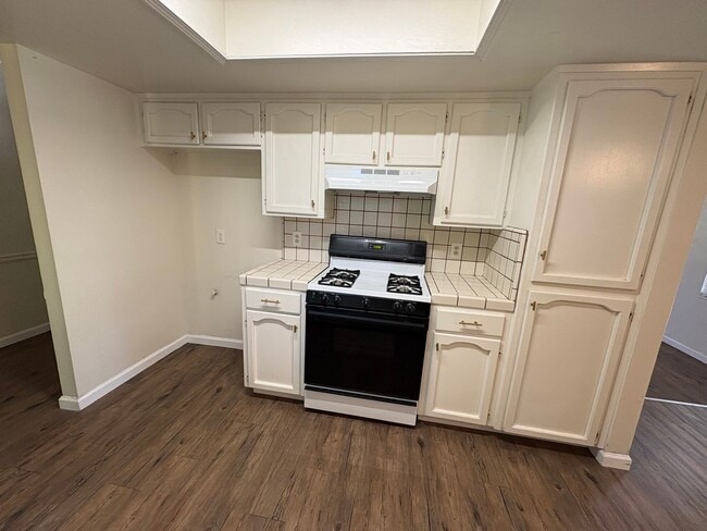 Building Photo - Cozy Home on Spacious Lot with Pool Available Now!