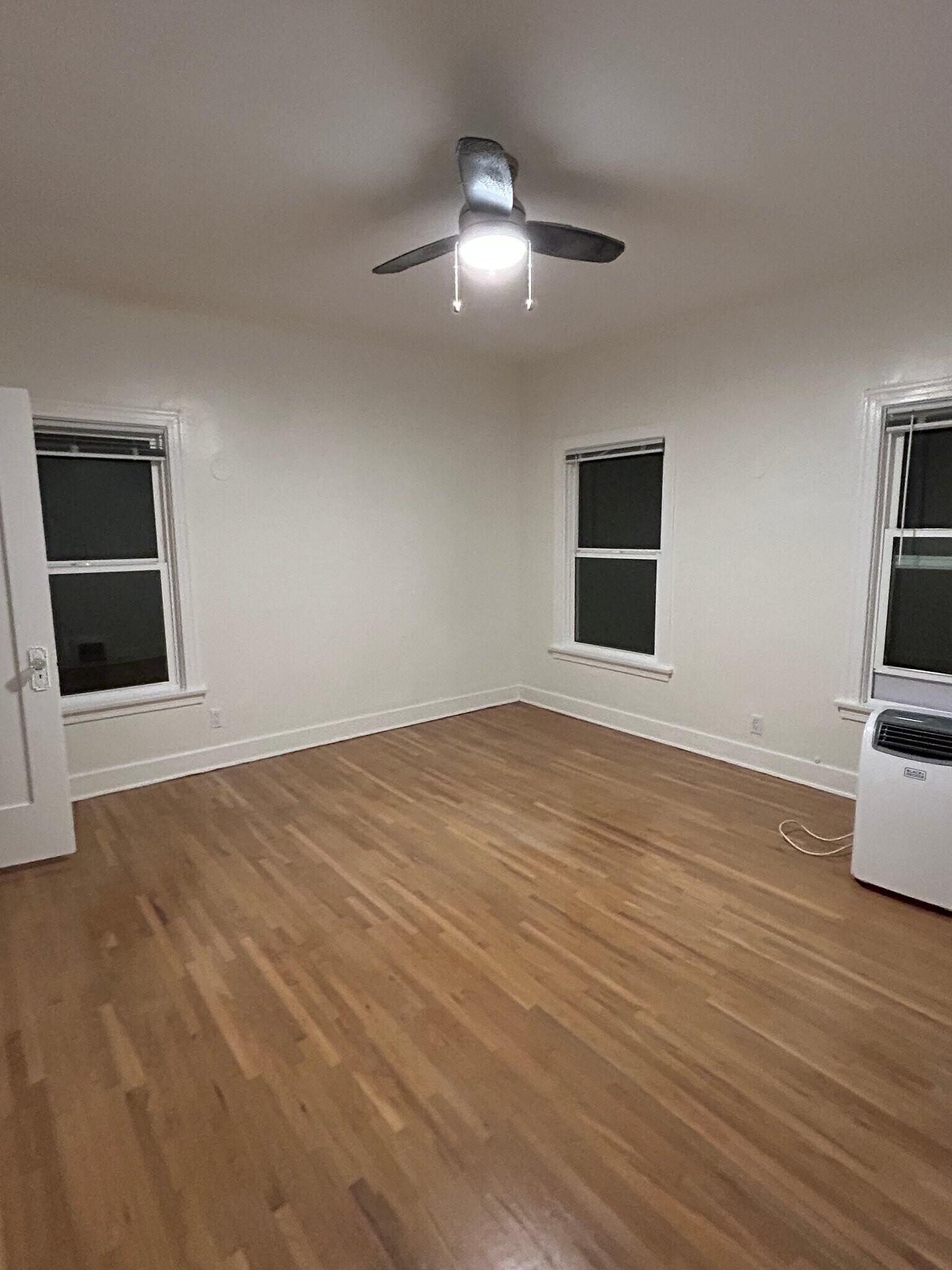 Building Photo - 642 1/2 N Genesee Ave