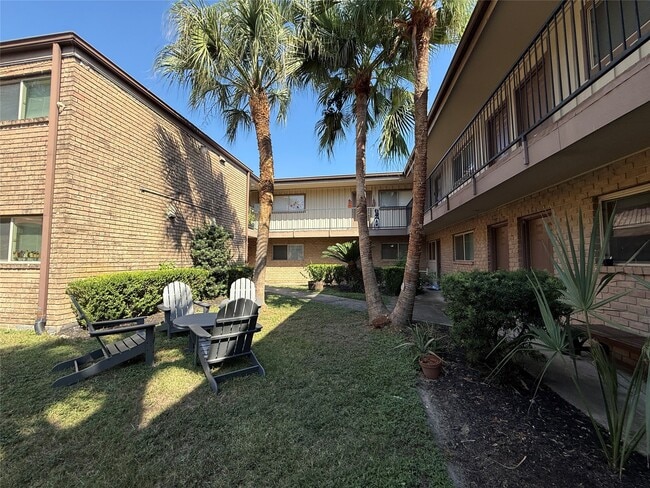 Building Photo - 1530 Heights Blvd