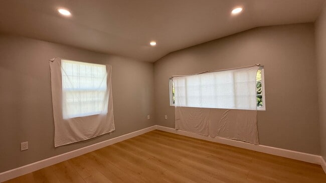 Building Photo - EPIC REA: Charming 2 Bed/ 1 Bath Home in Oakland’s Foothill Neighboorhood