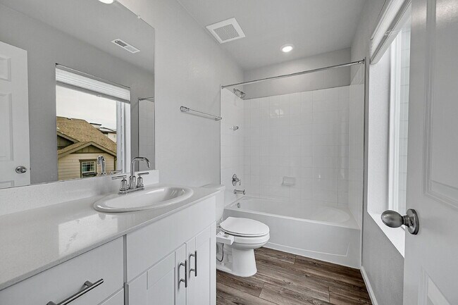 Building Photo - $3,195, 3 bed, 3.1 bath, located in Broomf...