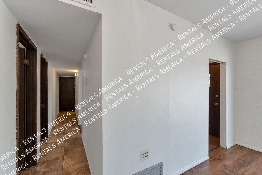 Building Photo - 947 N Alvernon Way