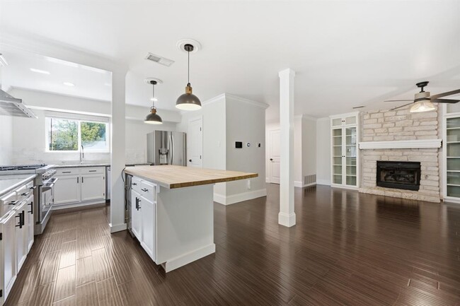 Building Photo - 8404 Hornet Dr