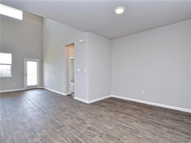 Building Photo - 401 Rainmaker Ln