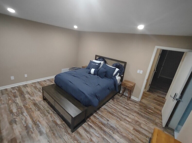 Building Photo - Room in House on New Crossing Trail E