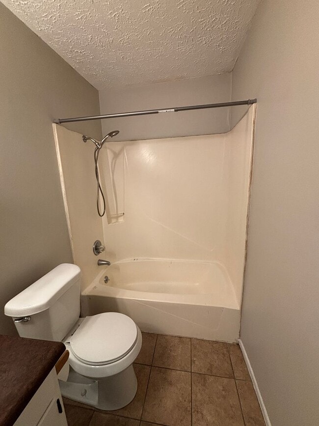 Building Photo - 2701 E 8th Ct