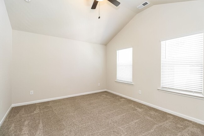 Building Photo - Beautiful 3BR 3.5BA Townhome w/ Full Appliance Kitchen Garage Parking in University