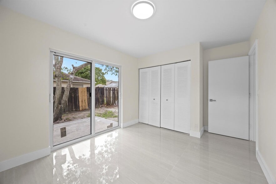 Building Photo - 5664 Boynton Cres