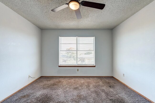 Building Photo - Great Location Two-bedroom Apartment Just South of the Loop