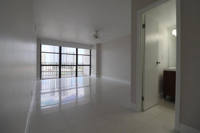 Building Photo - 800 Parkview Dr