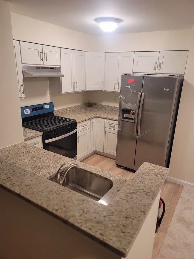 Building Photo - 27 Lear Ct